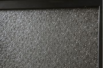 ガラス戸4枚をリペア&カスタム!高さと幅をリサイズし、下部は当社オリジナルの麻の葉模様ガラスに交換。本体は現状の色味を活かして仕上げ、修繕箇所を本体と馴染むように。(引き戸、建具)