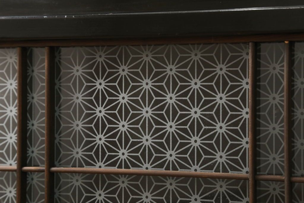 ガラス戸4枚をリペア&カスタム!高さと幅をリサイズし、下部は当社オリジナルの麻の葉模様ガラスに交換。本体は現状の色味を活かして仕上げ、修繕箇所を本体と馴染むように。(引き戸、建具)