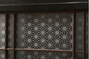 ガラス戸4枚をリペア&カスタム!高さと幅をリサイズし、下部は当社オリジナルの麻の葉模様ガラスに交換。本体は現状の色味を活かして仕上げ、修繕箇所を本体と馴染むように。(引き戸、建具)