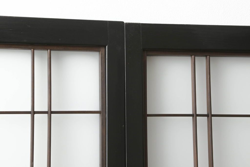 ガラス戸4枚をリペア&カスタム!高さと幅をリサイズし、下部は当社オリジナルの麻の葉模様ガラスに交換。本体は現状の色味を活かして仕上げ、修繕箇所を本体と馴染むように。(引き戸、建具)