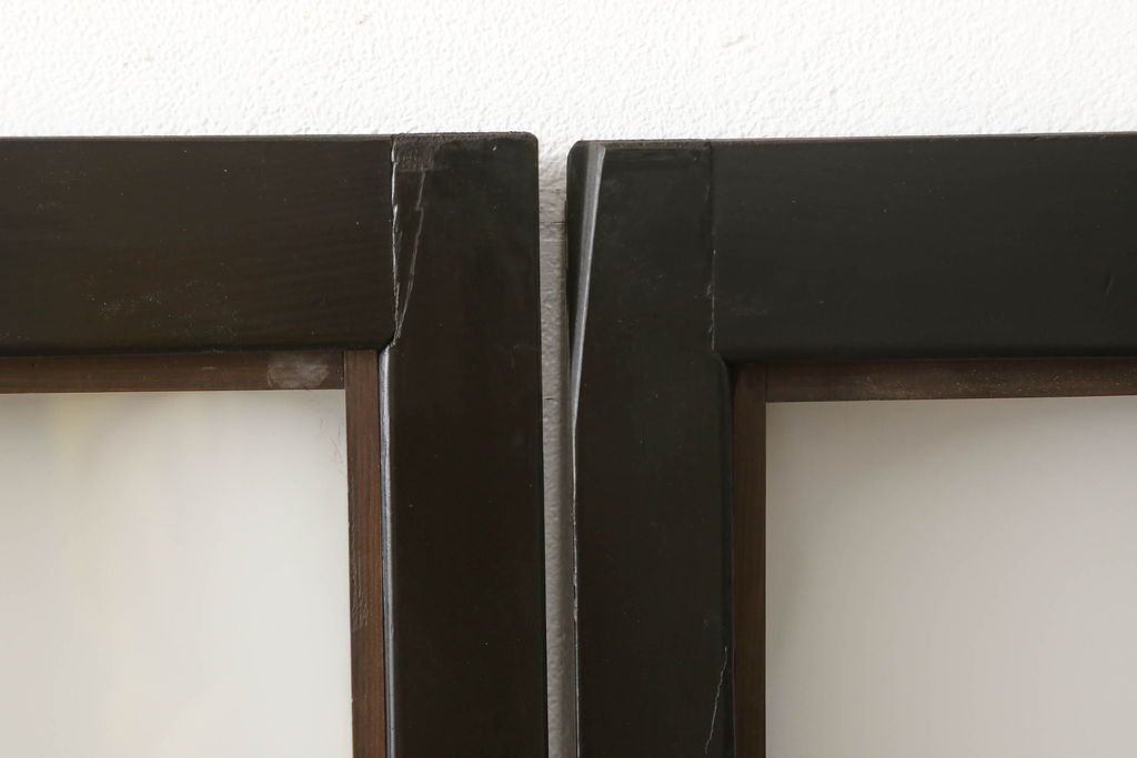 ガラス戸4枚をリペア&カスタム!高さと幅をリサイズし、下部は当社オリジナルの麻の葉模様ガラスに交換。本体は現状の色味を活かして仕上げ、修繕箇所を本体と馴染むように。(引き戸、建具)