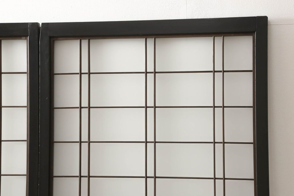 ガラス戸4枚をリペア&カスタム!高さと幅をリサイズし、下部は当社オリジナルの麻の葉模様ガラスに交換。本体は現状の色味を活かして仕上げ、修繕箇所を本体と馴染むように。(引き戸、建具)