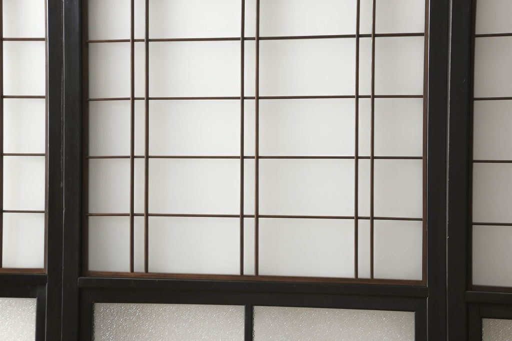 ガラス戸4枚をリペア&カスタム!高さと幅をリサイズし、下部は当社オリジナルの麻の葉模様ガラスに交換。本体は現状の色味を活かして仕上げ、修繕箇所を本体と馴染むように。(引き戸、建具)