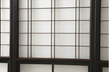 ガラス戸4枚をリペア&カスタム!高さと幅をリサイズし、下部は当社オリジナルの麻の葉模様ガラスに交換。本体は現状の色味を活かして仕上げ、修繕箇所を本体と馴染むように。(引き戸、建具)