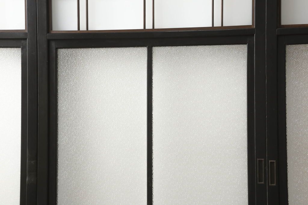 ガラス戸4枚をリペア&カスタム!高さと幅をリサイズし、下部は当社オリジナルの麻の葉模様ガラスに交換。本体は現状の色味を活かして仕上げ、修繕箇所を本体と馴染むように。(引き戸、建具)