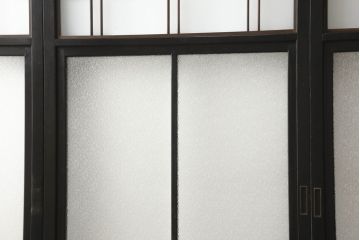 ガラス戸4枚をリペア&カスタム!高さと幅をリサイズし、下部は当社オリジナルの麻の葉模様ガラスに交換。本体は現状の色味を活かして仕上げ、修繕箇所を本体と馴染むように。(引き戸、建具)