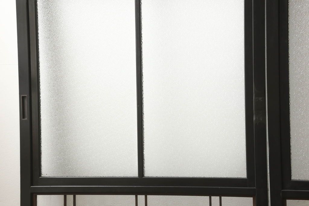 ガラス戸4枚をリペア&カスタム!高さと幅をリサイズし、下部は当社オリジナルの麻の葉模様ガラスに交換。本体は現状の色味を活かして仕上げ、修繕箇所を本体と馴染むように。(引き戸、建具)