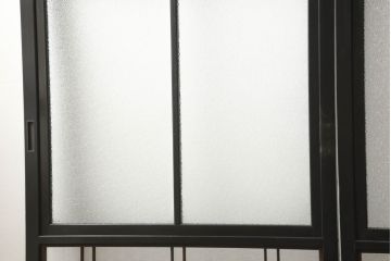 ガラス戸4枚をリペア&カスタム!高さと幅をリサイズし、下部は当社オリジナルの麻の葉模様ガラスに交換。本体は現状の色味を活かして仕上げ、修繕箇所を本体と馴染むように。(引き戸、建具)