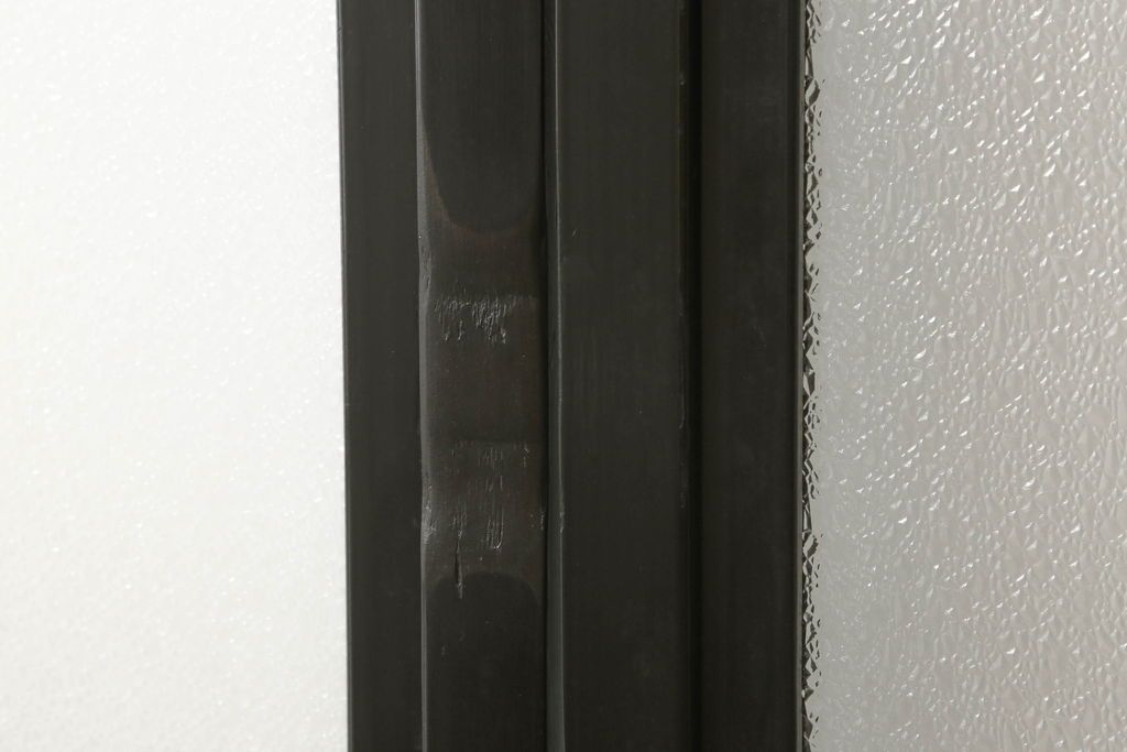 ガラス戸4枚をリペア&カスタム!高さと幅をリサイズし、下部は当社オリジナルの麻の葉模様ガラスに交換。本体は現状の色味を活かして仕上げ、修繕箇所を本体と馴染むように。(引き戸、建具)