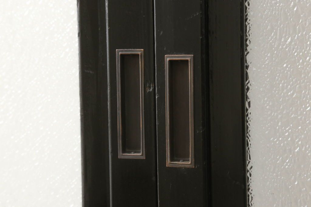 ガラス戸4枚をリペア&カスタム!高さと幅をリサイズし、下部は当社オリジナルの麻の葉模様ガラスに交換。本体は現状の色味を活かして仕上げ、修繕箇所を本体と馴染むように。(引き戸、建具)