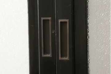 ガラス戸4枚をリペア&カスタム!高さと幅をリサイズし、下部は当社オリジナルの麻の葉模様ガラスに交換。本体は現状の色味を活かして仕上げ、修繕箇所を本体と馴染むように。(引き戸、建具)