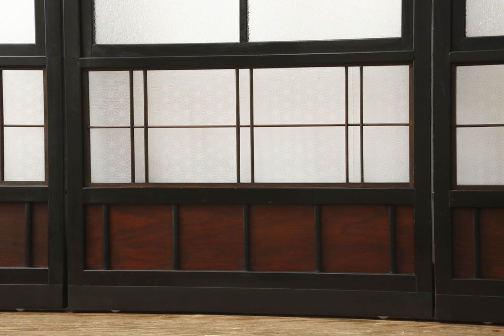 ガラス戸4枚をリペア&カスタム!高さと幅をリサイズし、下部は当社オリジナルの麻の葉模様ガラスに交換。本体は現状の色味を活かして仕上げ、修繕箇所を本体と馴染むように。(引き戸、建具)