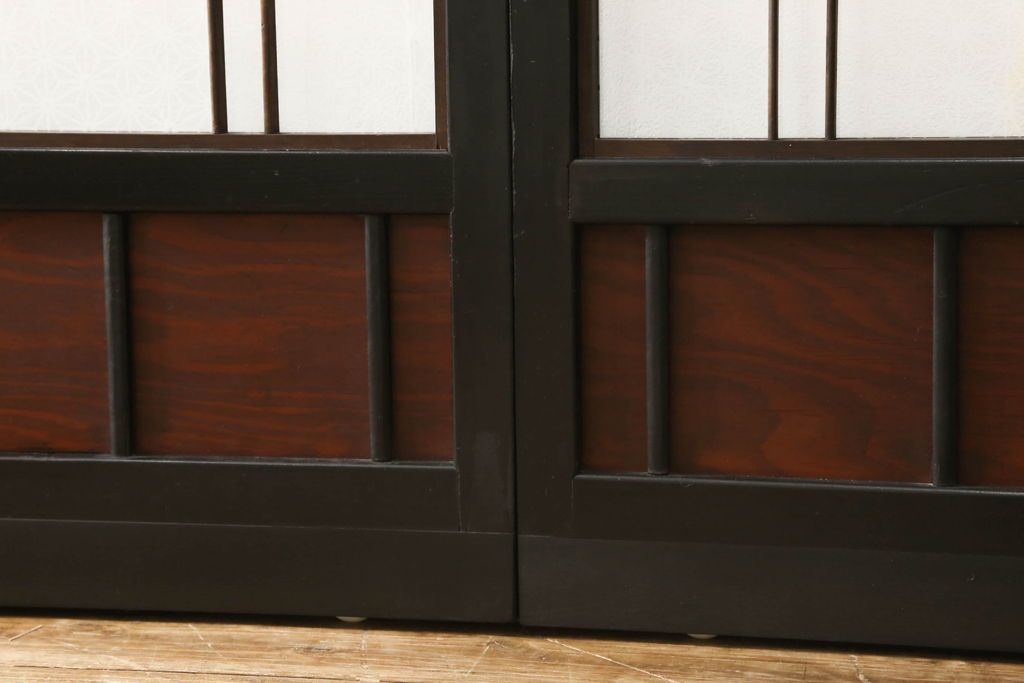 ガラス戸4枚をリペア&カスタム!高さと幅をリサイズし、下部は当社オリジナルの麻の葉模様ガラスに交換。本体は現状の色味を活かして仕上げ、修繕箇所を本体と馴染むように。(引き戸、建具)