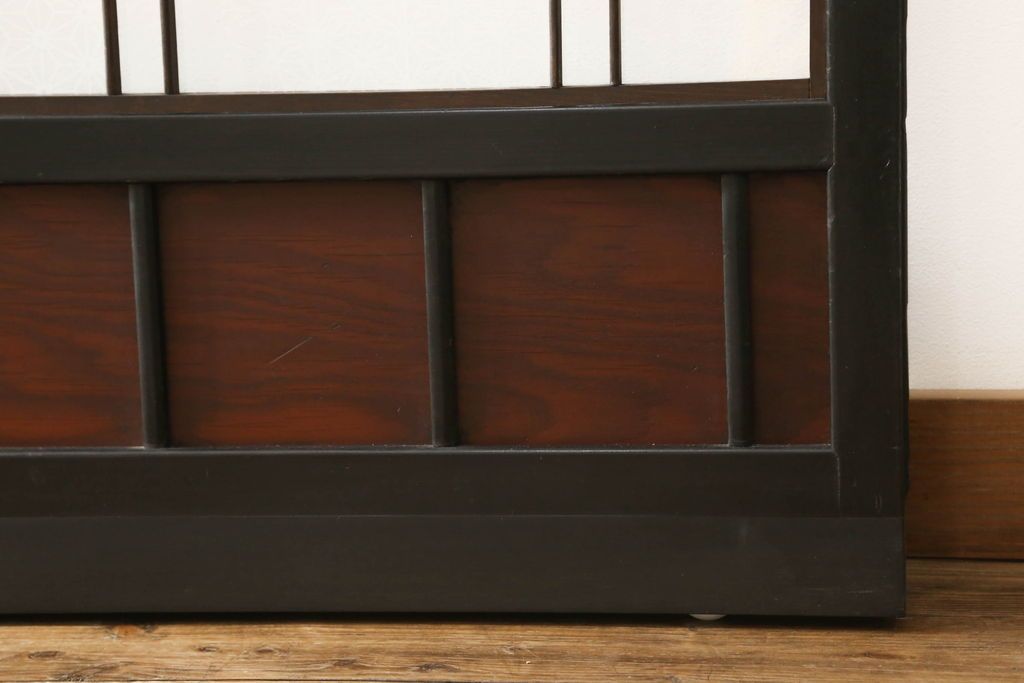 ガラス戸4枚をリペア&カスタム!高さと幅をリサイズし、下部は当社オリジナルの麻の葉模様ガラスに交換。本体は現状の色味を活かして仕上げ、修繕箇所を本体と馴染むように。(引き戸、建具)