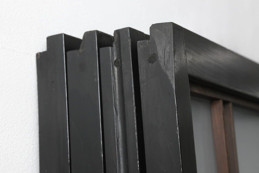 ガラス戸4枚をリペア&カスタム!高さと幅をリサイズし、下部は当社オリジナルの麻の葉模様ガラスに交換。本体は現状の色味を活かして仕上げ、修繕箇所を本体と馴染むように。(引き戸、建具)