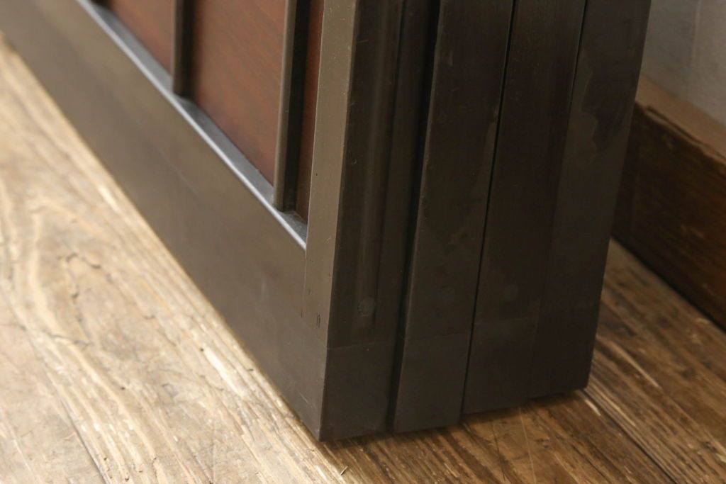 ガラス戸4枚をリペア&カスタム!高さと幅をリサイズし、下部は当社オリジナルの麻の葉模様ガラスに交換。本体は現状の色味を活かして仕上げ、修繕箇所を本体と馴染むように。(引き戸、建具)