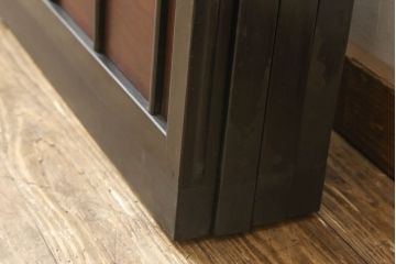 ガラス戸4枚をリペア&カスタム!高さと幅をリサイズし、下部は当社オリジナルの麻の葉模様ガラスに交換。本体は現状の色味を活かして仕上げ、修繕箇所を本体と馴染むように。(引き戸、建具)