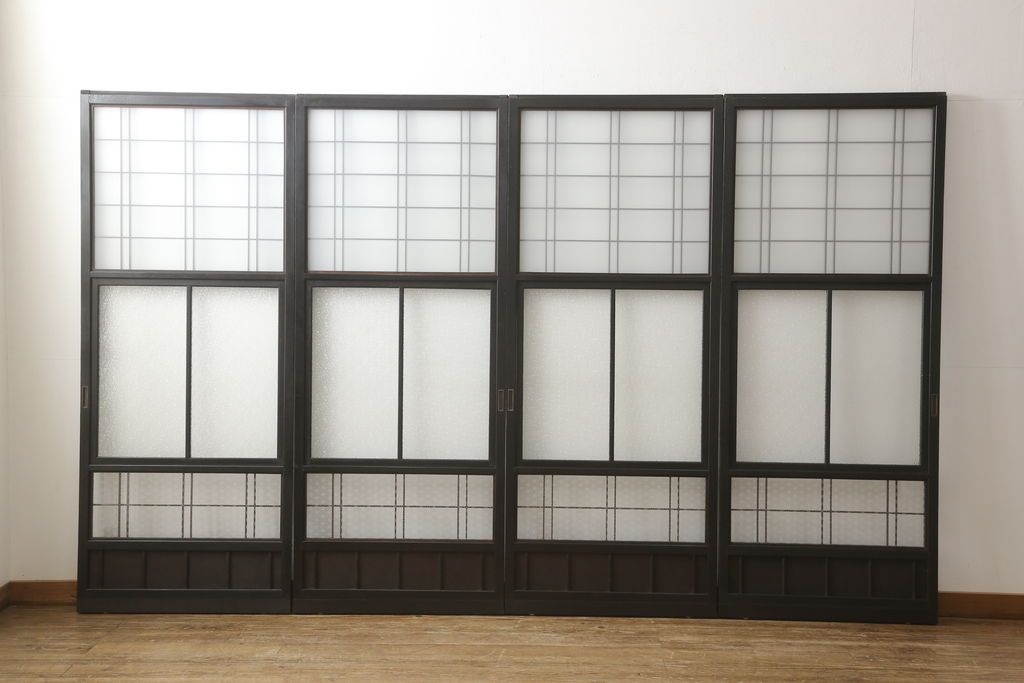 ガラス戸4枚をリペア&カスタム!高さと幅をリサイズし、下部は当社オリジナルの麻の葉模様ガラスに交換。本体は現状の色味を活かして仕上げ、修繕箇所を本体と馴染むように。(引き戸、建具)