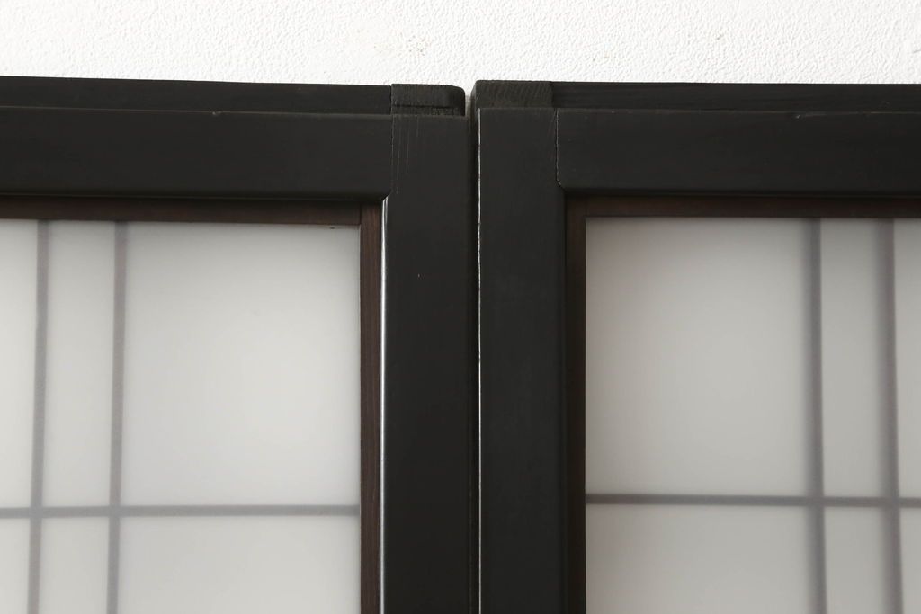 ガラス戸4枚をリペア&カスタム!高さと幅をリサイズし、下部は当社オリジナルの麻の葉模様ガラスに交換。本体は現状の色味を活かして仕上げ、修繕箇所を本体と馴染むように。(引き戸、建具)