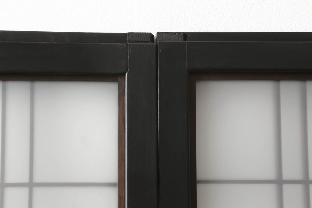 ガラス戸4枚をリペア&カスタム!高さと幅をリサイズし、下部は当社オリジナルの麻の葉模様ガラスに交換。本体は現状の色味を活かして仕上げ、修繕箇所を本体と馴染むように。(引き戸、建具)