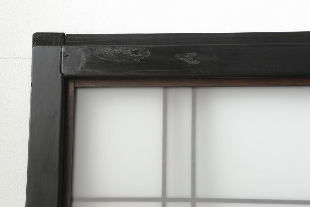 ガラス戸4枚をリペア&カスタム!高さと幅をリサイズし、下部は当社オリジナルの麻の葉模様ガラスに交換。本体は現状の色味を活かして仕上げ、修繕箇所を本体と馴染むように。(引き戸、建具)