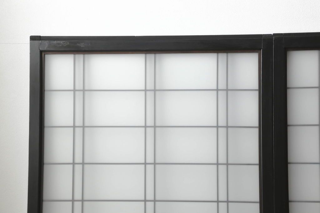 ガラス戸4枚をリペア&カスタム!高さと幅をリサイズし、下部は当社オリジナルの麻の葉模様ガラスに交換。本体は現状の色味を活かして仕上げ、修繕箇所を本体と馴染むように。(引き戸、建具)