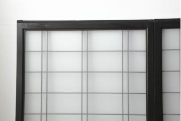 ガラス戸4枚をリペア&カスタム!高さと幅をリサイズし、下部は当社オリジナルの麻の葉模様ガラスに交換。本体は現状の色味を活かして仕上げ、修繕箇所を本体と馴染むように。(引き戸、建具)