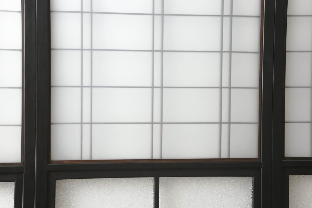 ガラス戸4枚をリペア&カスタム!高さと幅をリサイズし、下部は当社オリジナルの麻の葉模様ガラスに交換。本体は現状の色味を活かして仕上げ、修繕箇所を本体と馴染むように。(引き戸、建具)