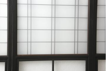 ガラス戸4枚をリペア&カスタム!高さと幅をリサイズし、下部は当社オリジナルの麻の葉模様ガラスに交換。本体は現状の色味を活かして仕上げ、修繕箇所を本体と馴染むように。(引き戸、建具)