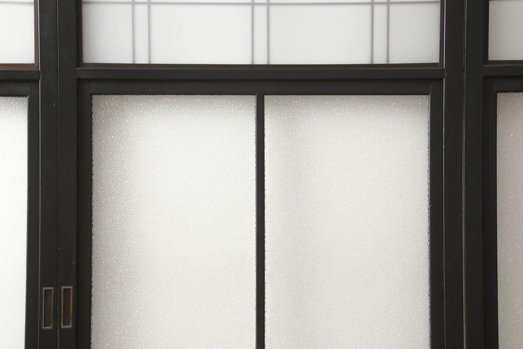 ガラス戸4枚をリペア&カスタム!高さと幅をリサイズし、下部は当社オリジナルの麻の葉模様ガラスに交換。本体は現状の色味を活かして仕上げ、修繕箇所を本体と馴染むように。(引き戸、建具)