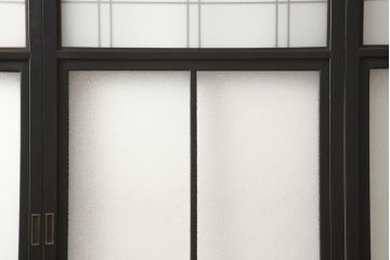 ガラス戸4枚をリペア&カスタム!高さと幅をリサイズし、下部は当社オリジナルの麻の葉模様ガラスに交換。本体は現状の色味を活かして仕上げ、修繕箇所を本体と馴染むように。(引き戸、建具)