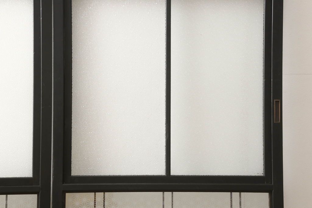 ガラス戸4枚をリペア&カスタム!高さと幅をリサイズし、下部は当社オリジナルの麻の葉模様ガラスに交換。本体は現状の色味を活かして仕上げ、修繕箇所を本体と馴染むように。(引き戸、建具)