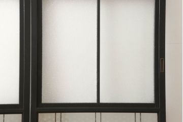 ガラス戸4枚をリペア&カスタム!高さと幅をリサイズし、下部は当社オリジナルの麻の葉模様ガラスに交換。本体は現状の色味を活かして仕上げ、修繕箇所を本体と馴染むように。(引き戸、建具)