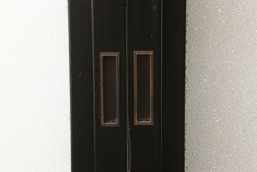 ガラス戸4枚をリペア&カスタム!高さと幅をリサイズし、下部は当社オリジナルの麻の葉模様ガラスに交換。本体は現状の色味を活かして仕上げ、修繕箇所を本体と馴染むように。(引き戸、建具)