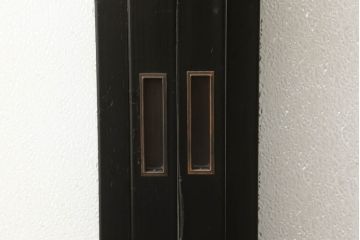 ガラス戸4枚をリペア&カスタム!高さと幅をリサイズし、下部は当社オリジナルの麻の葉模様ガラスに交換。本体は現状の色味を活かして仕上げ、修繕箇所を本体と馴染むように。(引き戸、建具)