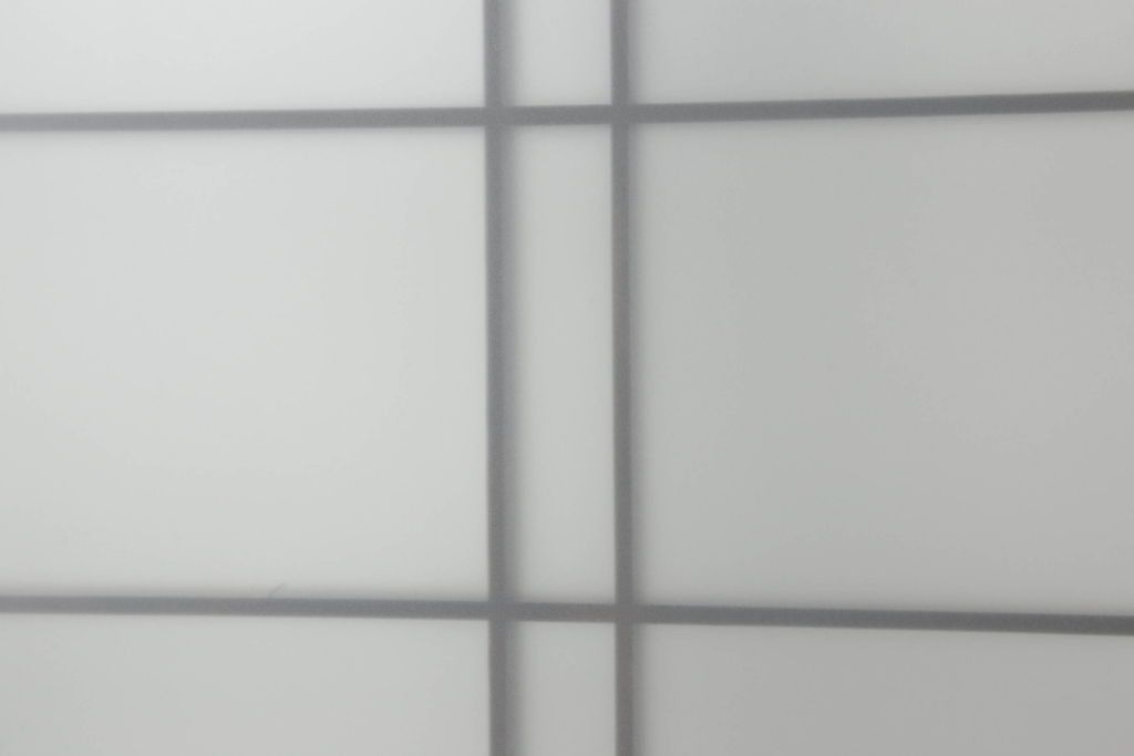 ガラス戸4枚をリペア&カスタム!高さと幅をリサイズし、下部は当社オリジナルの麻の葉模様ガラスに交換。本体は現状の色味を活かして仕上げ、修繕箇所を本体と馴染むように。(引き戸、建具)