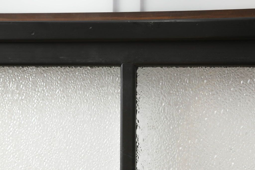 ガラス戸4枚をリペア&カスタム!高さと幅をリサイズし、下部は当社オリジナルの麻の葉模様ガラスに交換。本体は現状の色味を活かして仕上げ、修繕箇所を本体と馴染むように。(引き戸、建具)