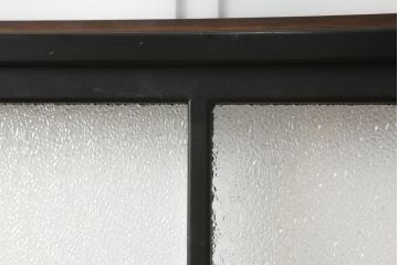 ガラス戸4枚をリペア&カスタム!高さと幅をリサイズし、下部は当社オリジナルの麻の葉模様ガラスに交換。本体は現状の色味を活かして仕上げ、修繕箇所を本体と馴染むように。(引き戸、建具)