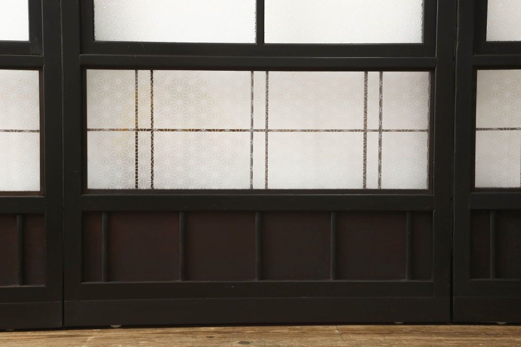ガラス戸4枚をリペア&カスタム!高さと幅をリサイズし、下部は当社オリジナルの麻の葉模様ガラスに交換。本体は現状の色味を活かして仕上げ、修繕箇所を本体と馴染むように。(引き戸、建具)