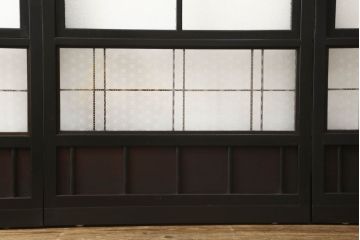 ガラス戸4枚をリペア&カスタム!高さと幅をリサイズし、下部は当社オリジナルの麻の葉模様ガラスに交換。本体は現状の色味を活かして仕上げ、修繕箇所を本体と馴染むように。(引き戸、建具)