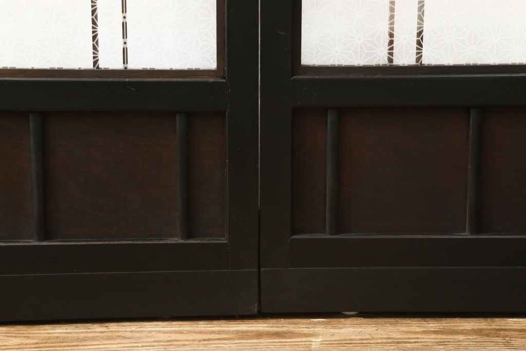 ガラス戸4枚をリペア&カスタム!高さと幅をリサイズし、下部は当社オリジナルの麻の葉模様ガラスに交換。本体は現状の色味を活かして仕上げ、修繕箇所を本体と馴染むように。(引き戸、建具)