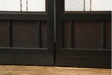 ガラス戸4枚をリペア&カスタム!高さと幅をリサイズし、下部は当社オリジナルの麻の葉模様ガラスに交換。本体は現状の色味を活かして仕上げ、修繕箇所を本体と馴染むように。(引き戸、建具)