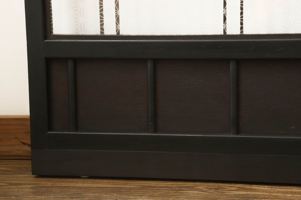 ガラス戸4枚をリペア&カスタム!高さと幅をリサイズし、下部は当社オリジナルの麻の葉模様ガラスに交換。本体は現状の色味を活かして仕上げ、修繕箇所を本体と馴染むように。(引き戸、建具)