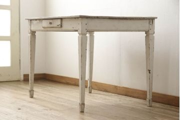 テーブルをリペア&カスタム!天板はアイボリー系ホワイトへペイント・エイジング加工をし、脚は現状のまま仕上げ。(カフェテーブル、机、在宅ワーク、在宅用作業台、ワークデスク)