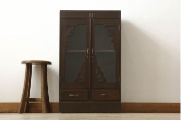 本箱をリペア&カスタム!棚板の位置を変更し、取っ手の傾きを修正。クリアキャスターは動きと耐久性を考慮し取り付け、本箱の雰囲気に合わせた鍵を新たに製作。本体は現状の品物に合わせて1トーン程落ち着いた色に着色。(書棚、本棚、ブックケース、戸棚、収納棚)