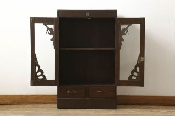 本箱をリペア&カスタム!棚板の位置を変更し、取っ手の傾きを修正。クリアキャスターは動きと耐久性を考慮し取り付け、本箱の雰囲気に合わせた鍵を新たに製作。本体は現状の品物に合わせて1トーン程落ち着いた色に着色。(書棚、本棚、ブックケース、戸棚、収納棚)