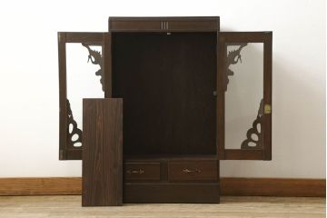 本箱をリペア&カスタム!棚板の位置を変更し、取っ手の傾きを修正。クリアキャスターは動きと耐久性を考慮し取り付け、本箱の雰囲気に合わせた鍵を新たに製作。本体は現状の品物に合わせて1トーン程落ち着いた色に着色。(書棚、本棚、ブックケース、戸棚、収納棚)