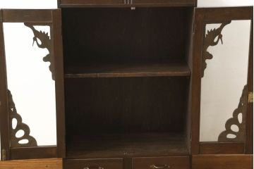 本箱をリペア&カスタム!棚板の位置を変更し、取っ手の傾きを修正。クリアキャスターは動きと耐久性を考慮し取り付け、本箱の雰囲気に合わせた鍵を新たに製作。本体は現状の品物に合わせて1トーン程落ち着いた色に着色。(書棚、本棚、ブックケース、戸棚、収納棚)