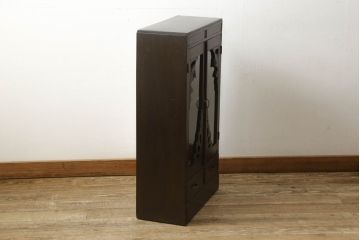 本箱をリペア&カスタム!棚板の位置を変更し、取っ手の傾きを修正。クリアキャスターは動きと耐久性を考慮し取り付け、本箱の雰囲気に合わせた鍵を新たに製作。本体は現状の品物に合わせて1トーン程落ち着いた色に着色。(書棚、本棚、ブックケース、戸棚、収納棚)