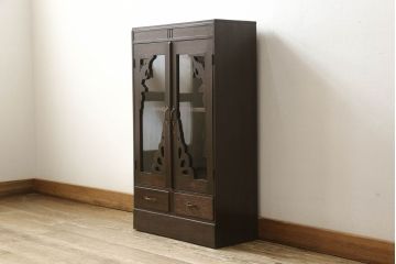 本箱をリペア&カスタム!棚板の位置を変更し、取っ手の傾きを修正。クリアキャスターは動きと耐久性を考慮し取り付け、本箱の雰囲気に合わせた鍵を新たに製作。本体は現状の品物に合わせて1トーン程落ち着いた色に着色。(書棚、本棚、ブックケース、戸棚、収納棚)